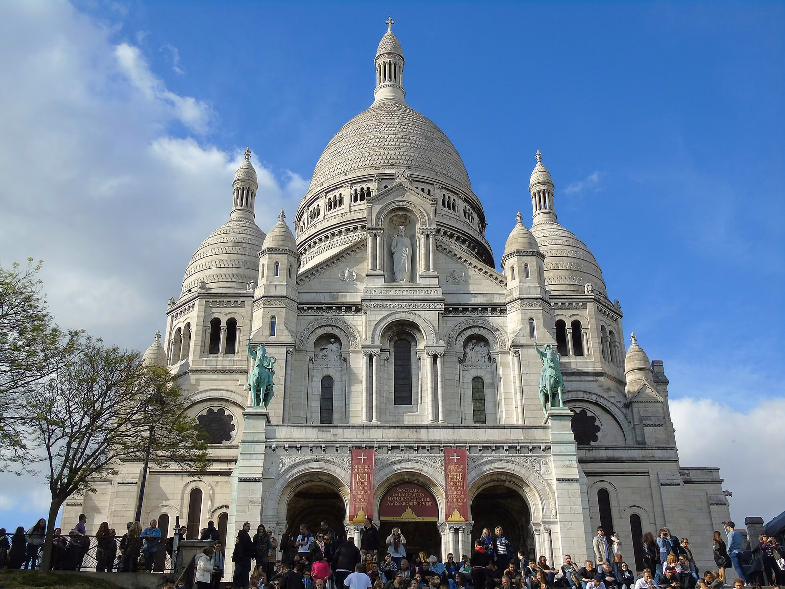 Basilique du Sacré-Cœur sur la butte Montmartre, Paris 18e.