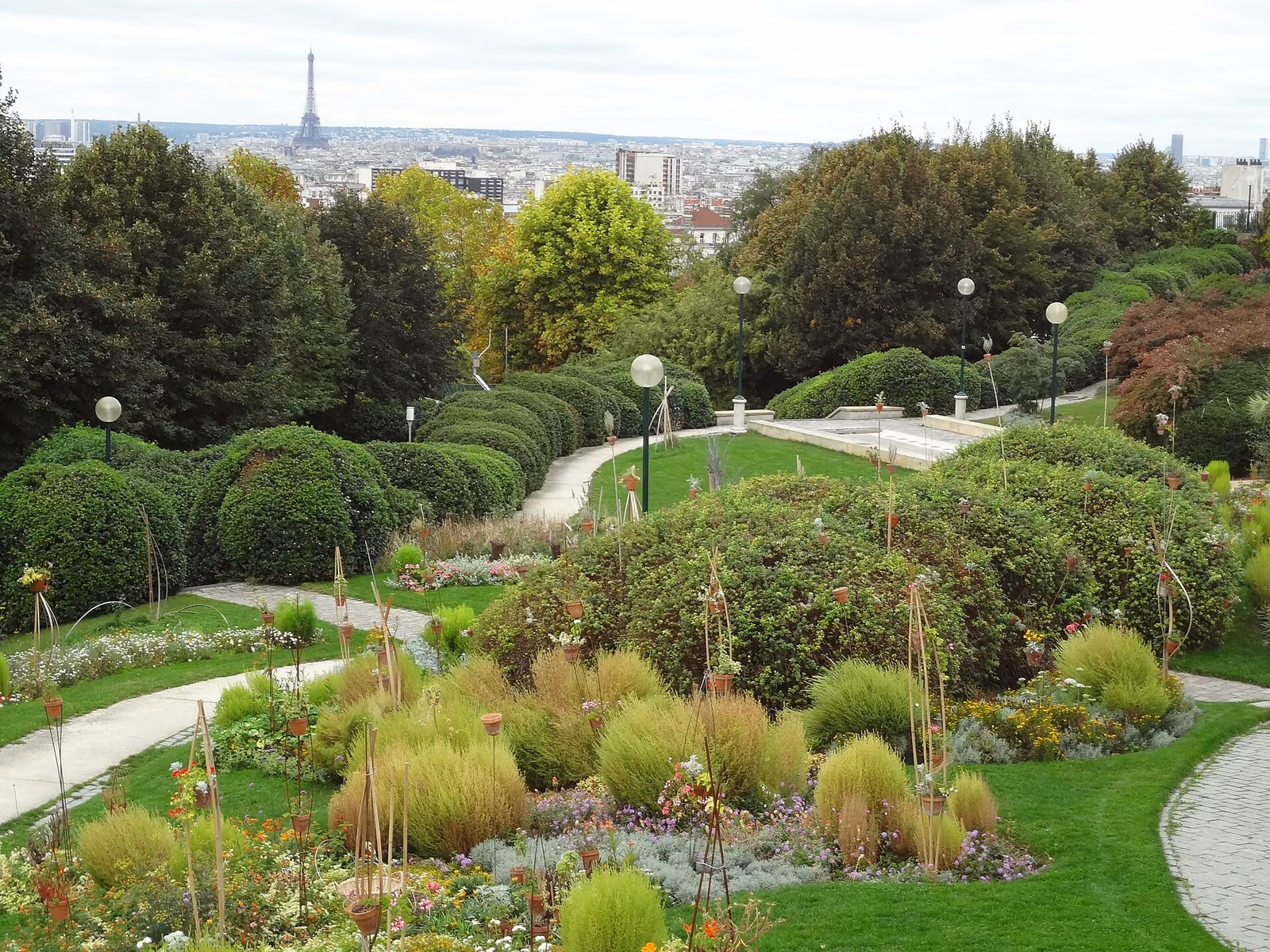 Vue sur les allées et massifs du parc de Belleville depuis la rue Julien-Lacroix, Paris 20e.
